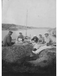 Photo of Karl and Wiktoria with friends sailing in the Baltic Sea, Svenska Högarna 1913